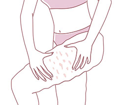 太ももを気にする女性