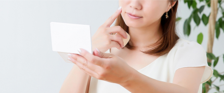 コンプレックスを抱えた女性の画像